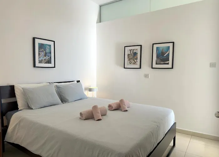 Breathtaking Sea And Marina View Center 2 Bdr Apartamento Larnaca